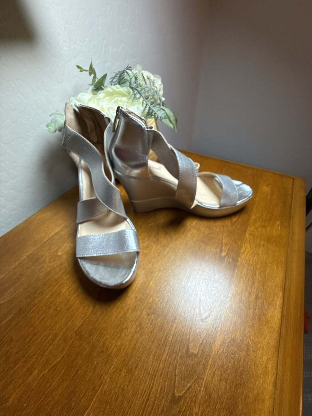 Unisa Wedge Sandals Size 7.5 Silver Strappy Heels Zipper